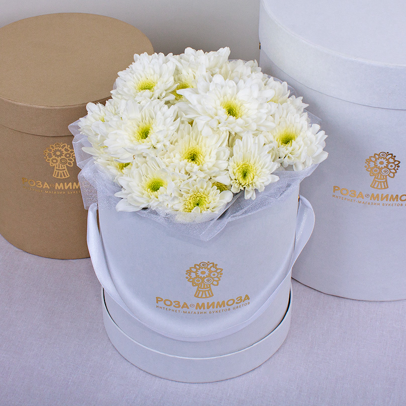 Фото Мини-коробка с белыми кустовыми хризантемами