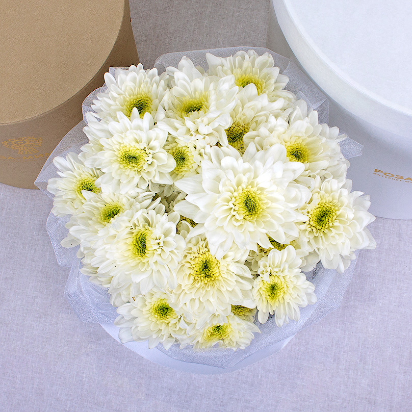 Фото Мини-коробка с белыми кустовыми хризантемами