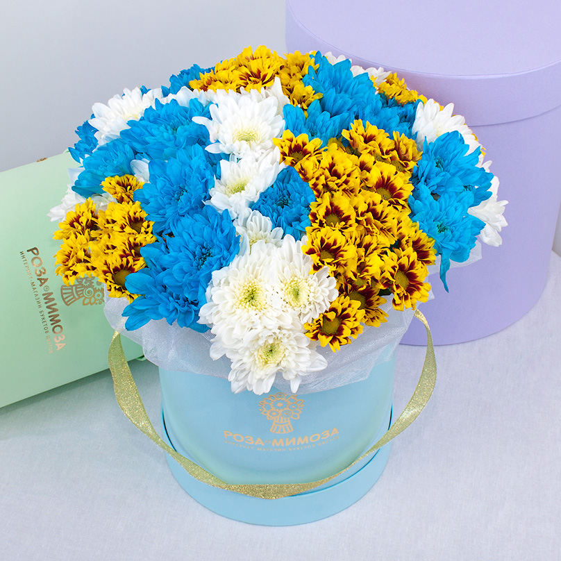 Фото Мини-коробка с хризантемами трех цветов
