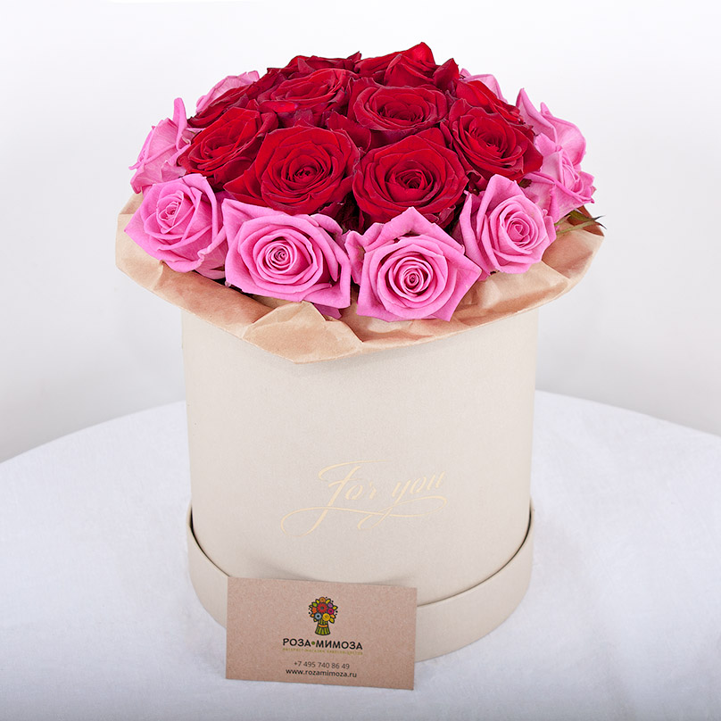 Фото Мини-коробка с красно-розовыми розами