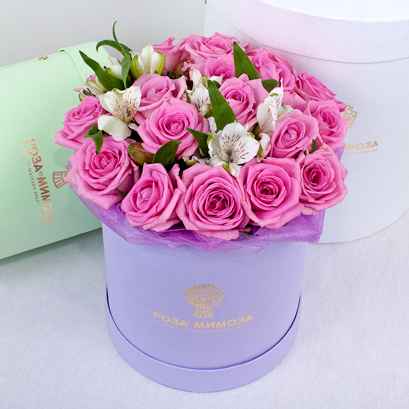Фото Мини-коробка с розовыми розами и альстромериями