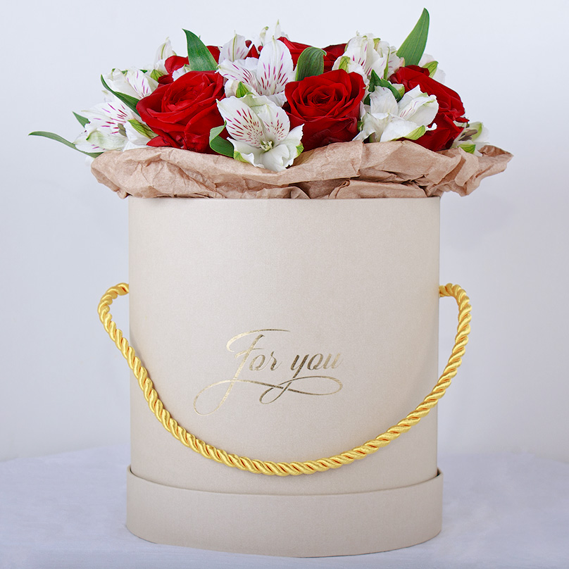 Фото Мини-коробка с красными розами и альстромериями