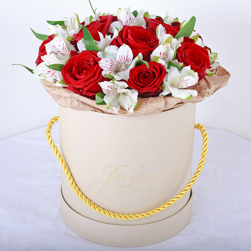 Фото Мини-коробка с красными розами и альстромериями