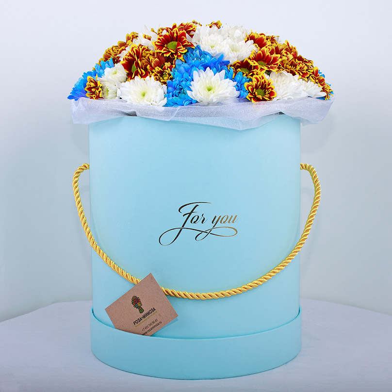 Фото Коробка с хризантемами трех цветов