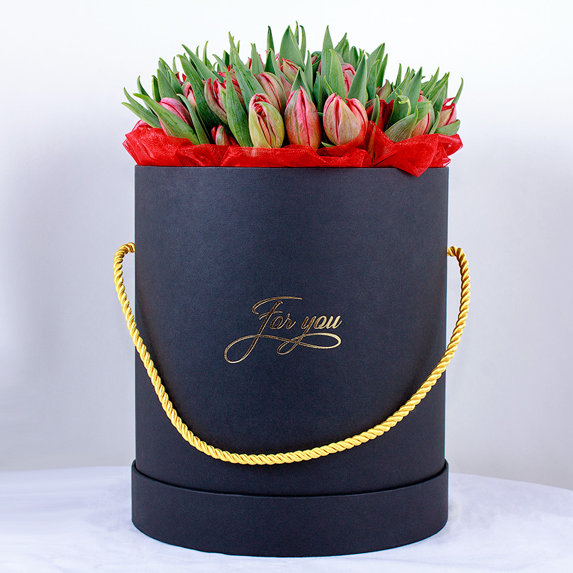 Фото Черная шляпная коробка с тюльпанами