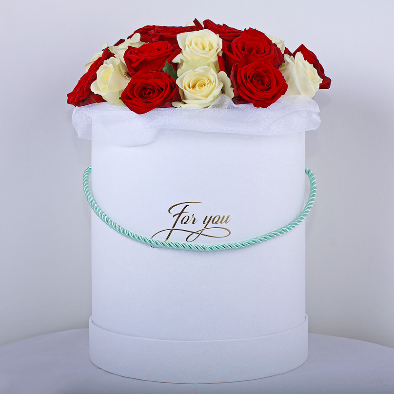 Фото Шляпная коробка с красными и белыми розами