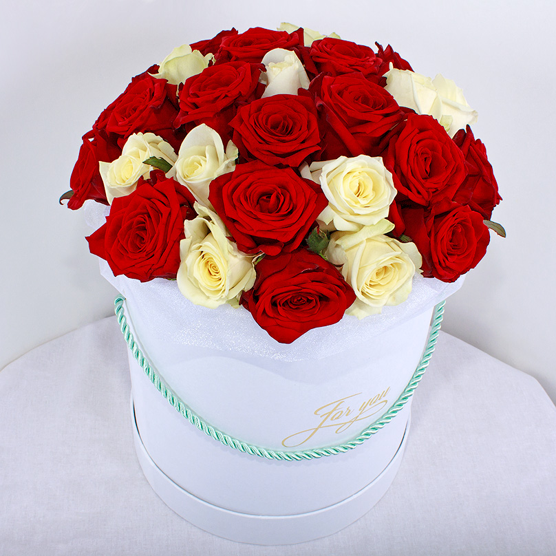 Фото Шляпная коробка с красными и белыми розами