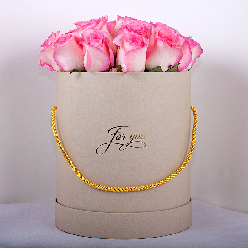 Фото Розовая кенийская роза в шляпной коробке