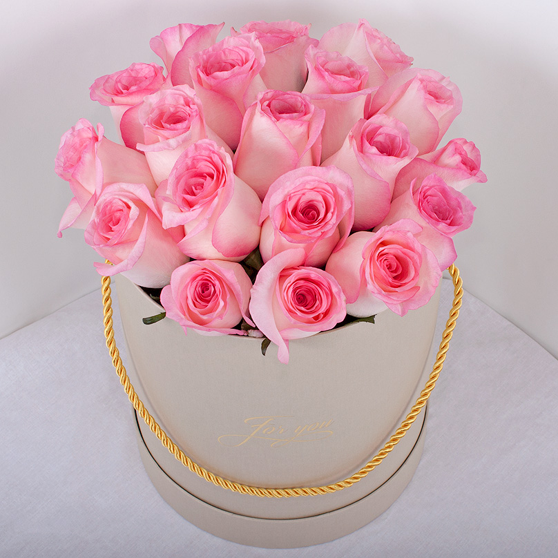 Фото Розовая кенийская роза в шляпной коробке