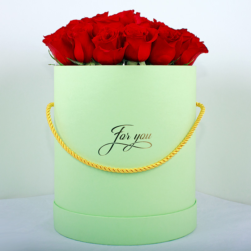 Фото Красная Эквадорская роза в круглой коробке