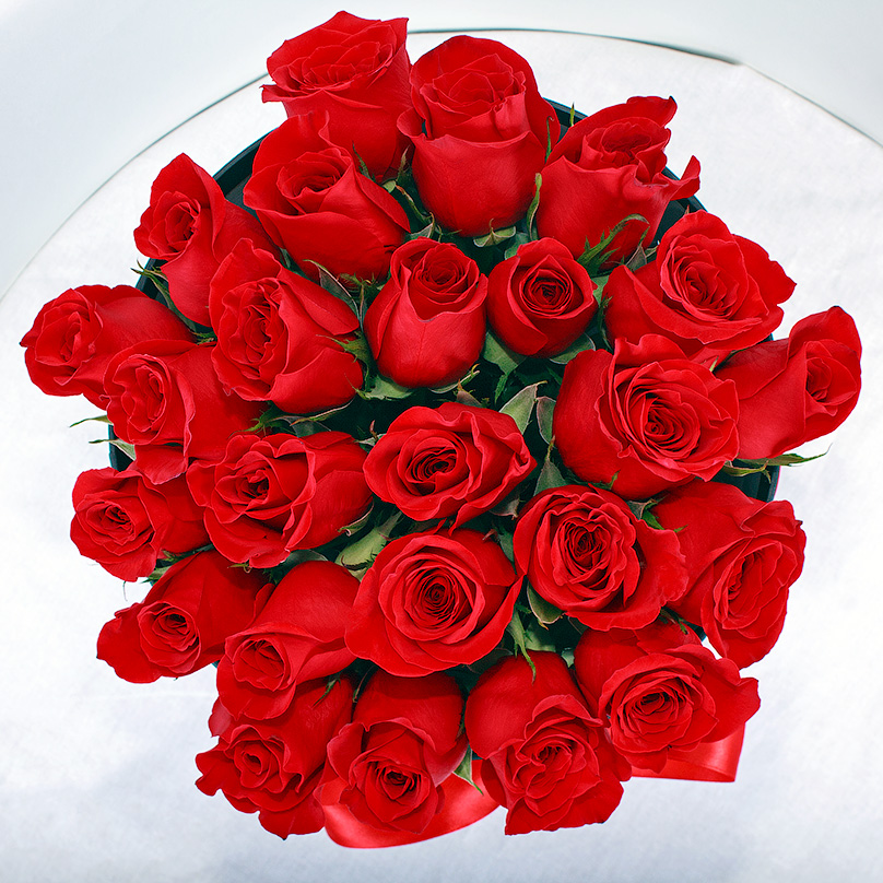 Фото Букет из красных эквадорских роз в черной коробке