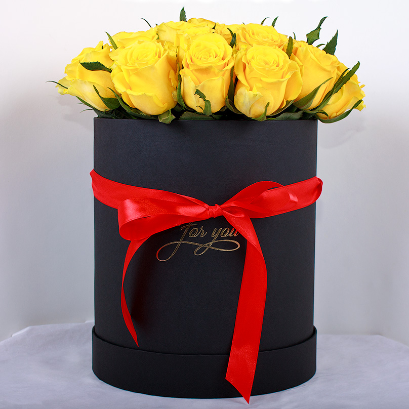 Фото Кенийские желтые розы в черной коробке