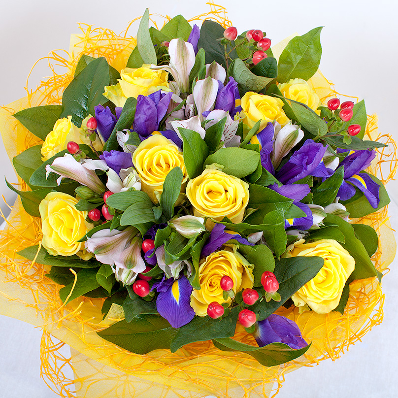 Фото Яркий букет с ирисами и желтыми розами