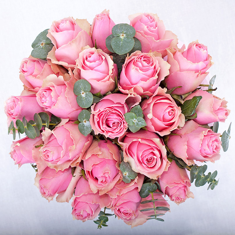 Фото Розовые кенийские розы с эвкалиптом в белой коробке