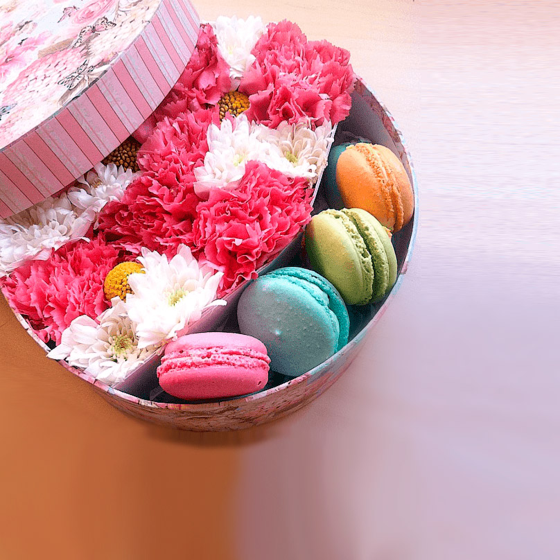 Фото Круглая коробочка с цветами и пироженками