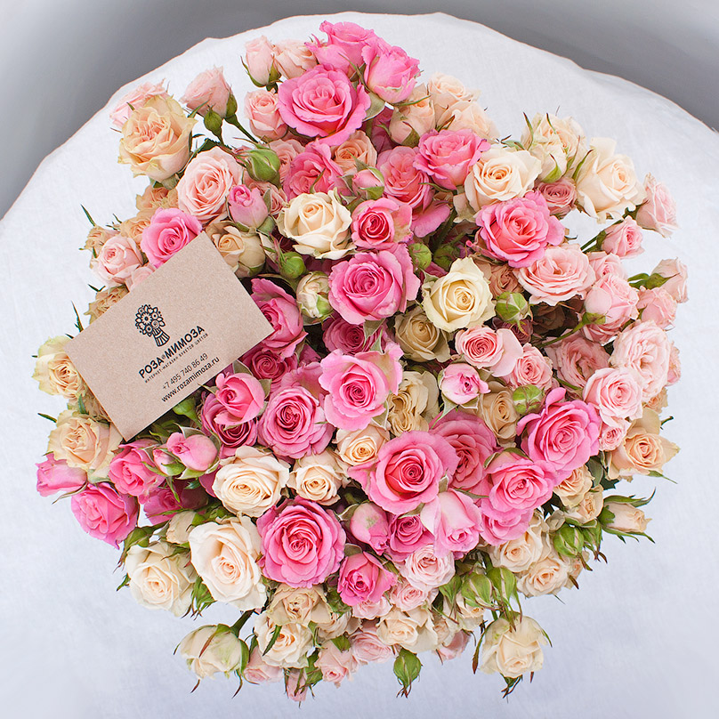 Фото Кустовые розы в шляпной коробке