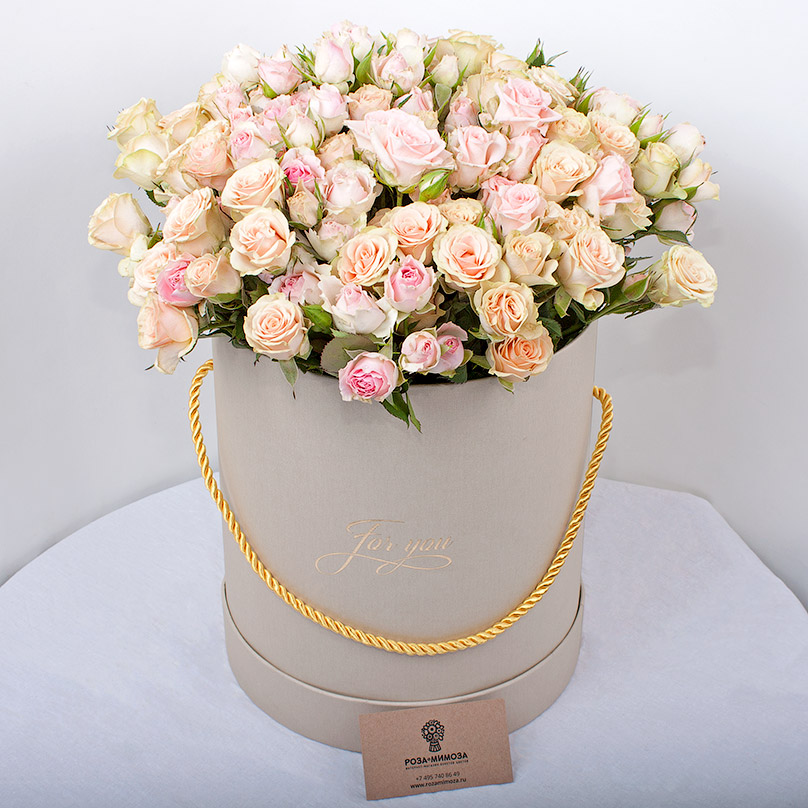 Фото Элегантный букет из кустовых роз в коробке