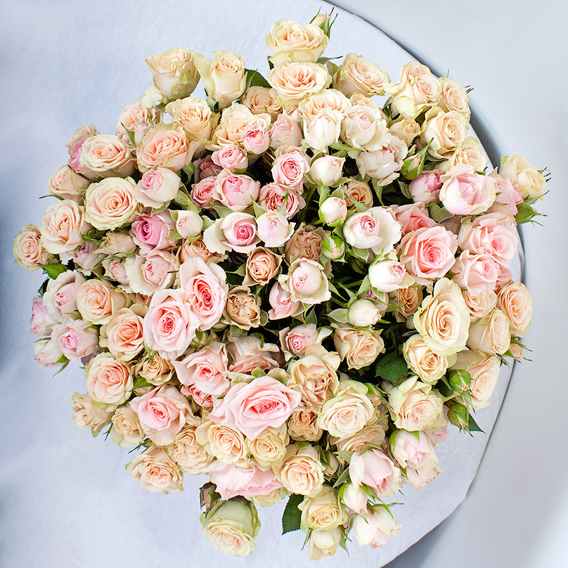 Фото Элегантный букет из кустовых роз в коробке