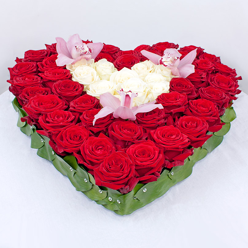 Фото Сердце из роз с орхидеями