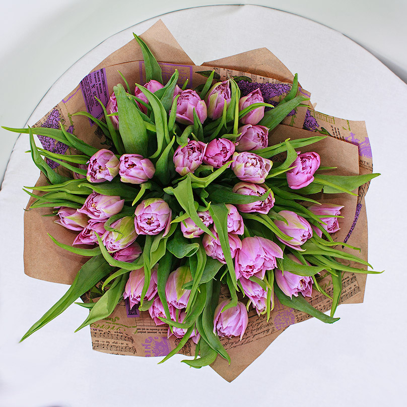 Фото 35 сиреневых тюльпанов в коробке