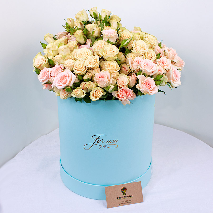 Фото Кустовые розы в нежно-голубой коробке