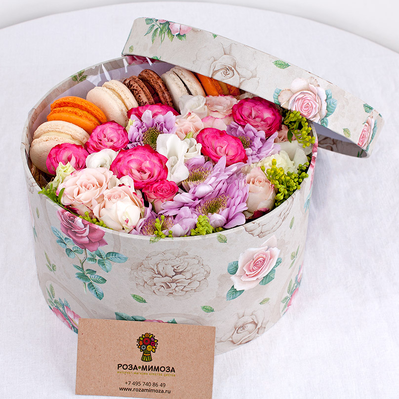 Фото Круглая коробка с цветами и макарон