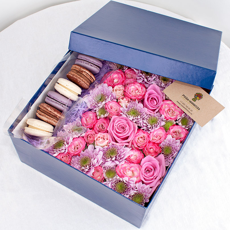 Фото Розовые розы и макарон в синей коробке