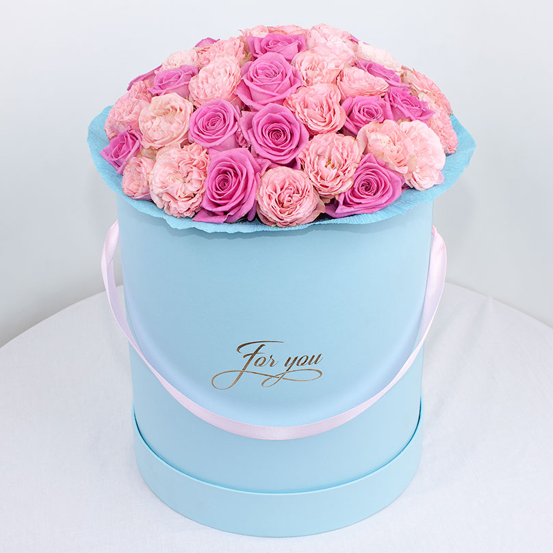 Фото Розовые пионовидные розы в голубой коробке