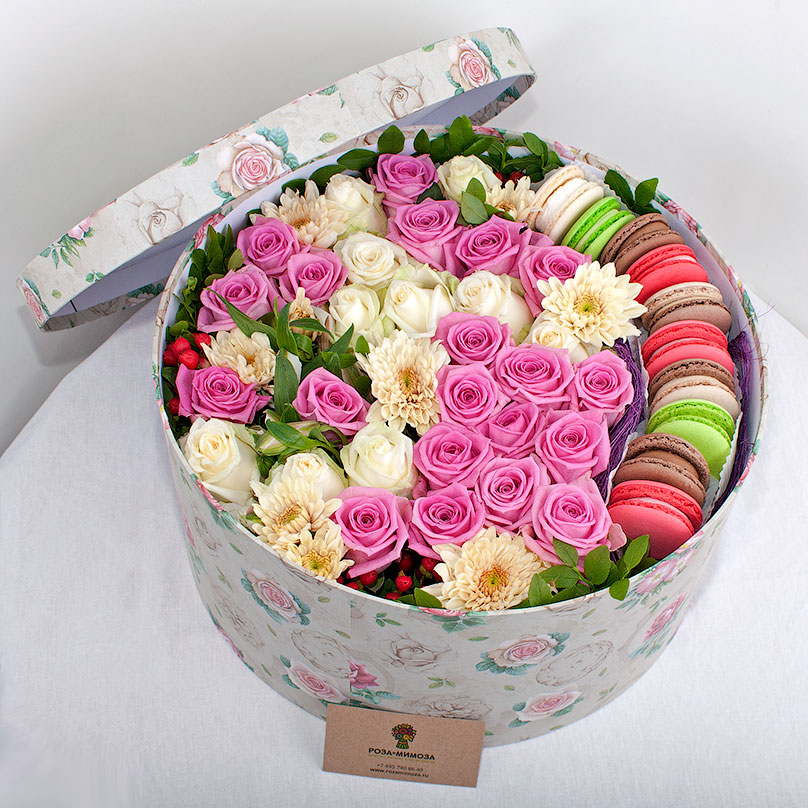 Фото Большая коробка с цветами и макарон