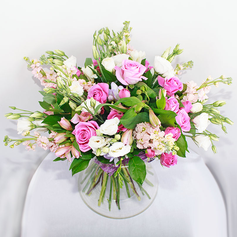 Фото Нежно-розовый букет с розами, матиолой и эустомой