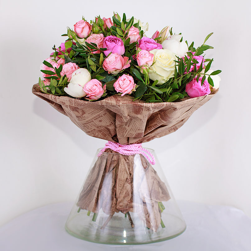 Фото Букет с пионовидными розами и тюльпанами