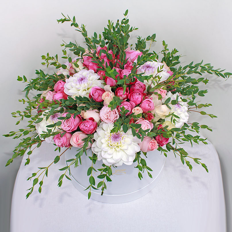 Фото Пионовидные розы и георгины в большой коробке