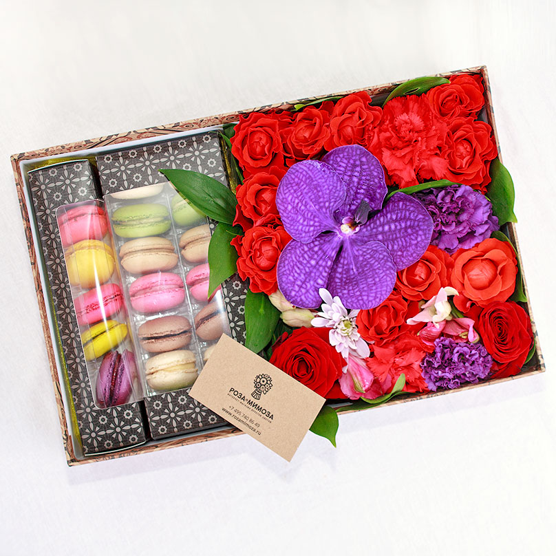 Фото Яркая коробочка с цветами и макарони