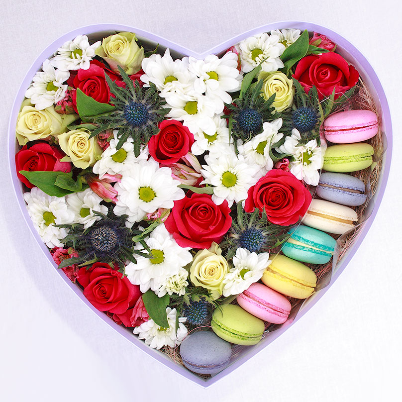 Фото Яркое сердце с пирожными