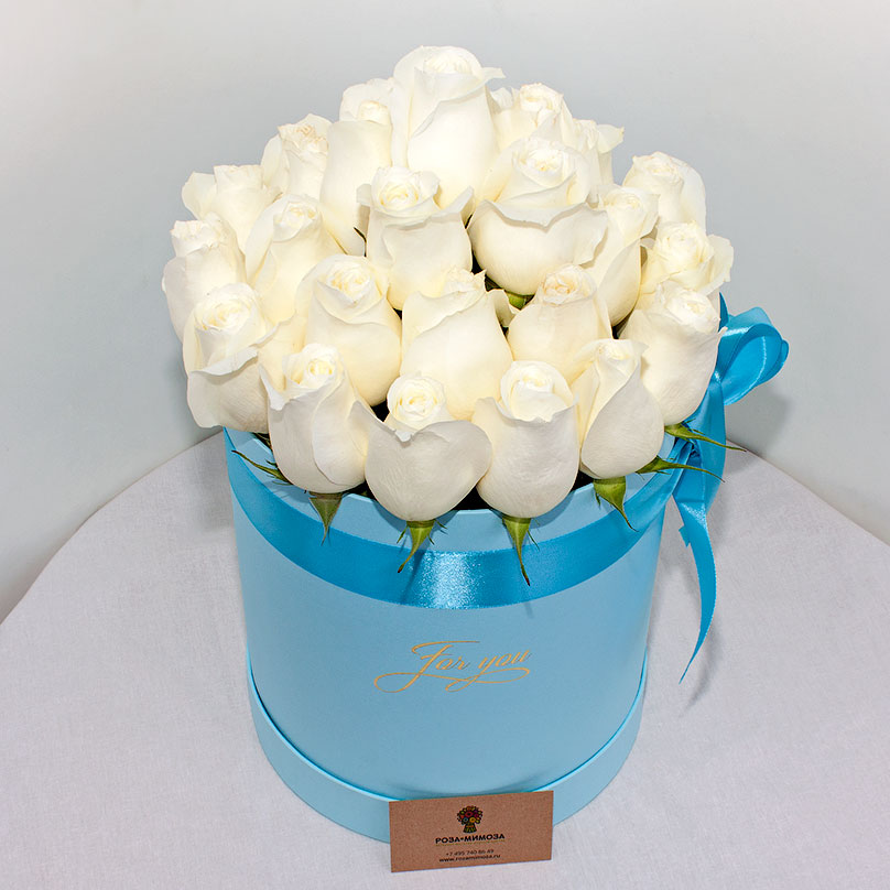 Фото Белоснежные розы в голубой коробке