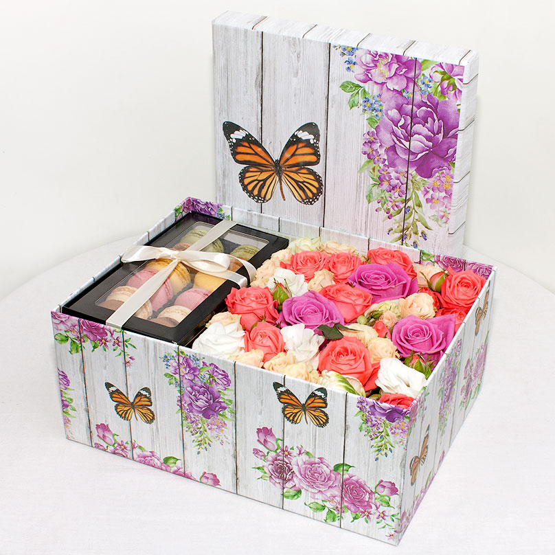 Фото Элегантная коробка с цветами и пирожными