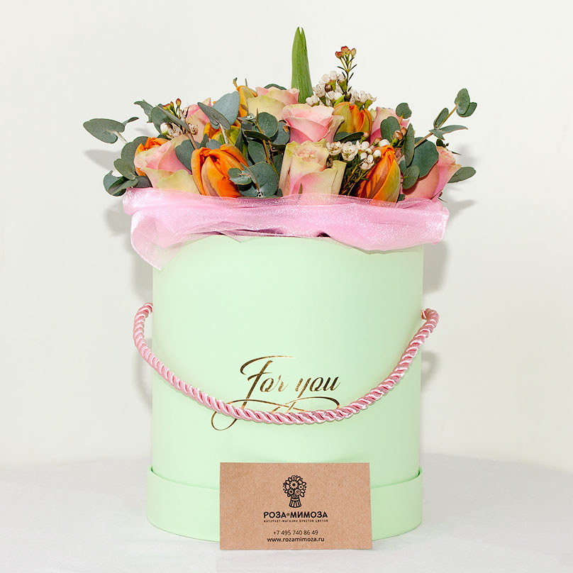 Фото Яркий букет из тюльпанов и роз в шляпной мини-коробке