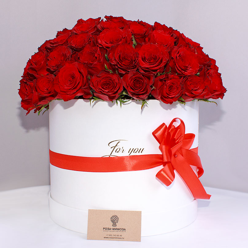 Фото 75 красных роз в большой шляпной коробке