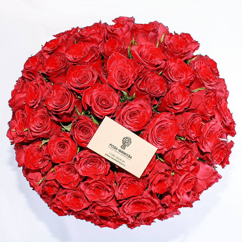 Фото 75 красных роз в большой шляпной коробке