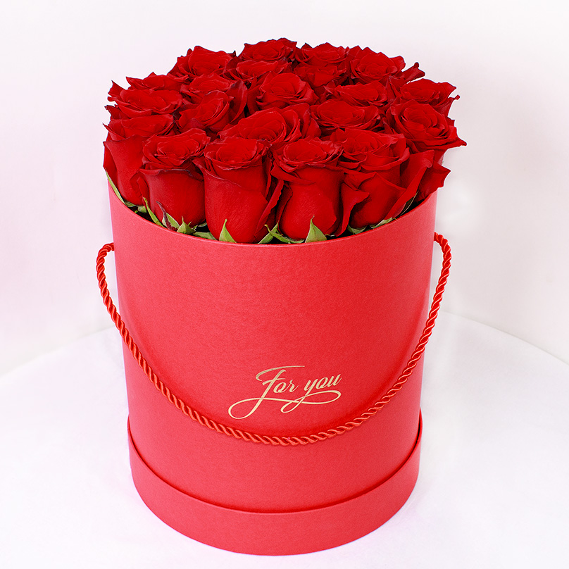 Фото Красные эквадорские розы в красной шляпной коробке