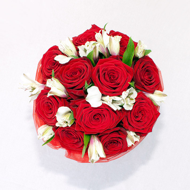 Фото Мини-коробка с красными розами и белой альстрамерией