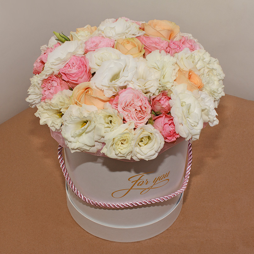 Фото Нежный букет из эустомы и пионовидных роз в шляпной коробке