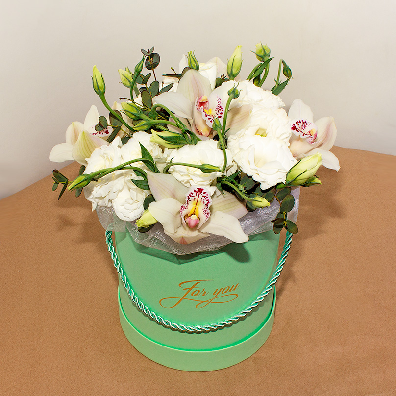 Фото Мини-коробка с орхидеями и эустомой