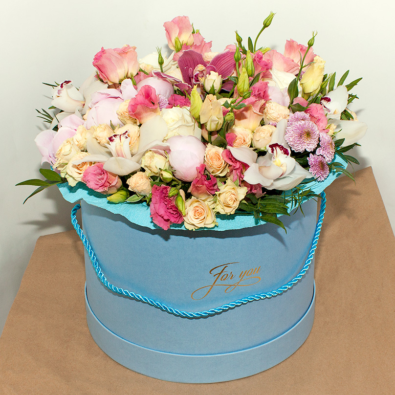 Фото Большая коробка с орхидеей, эустомой и розой