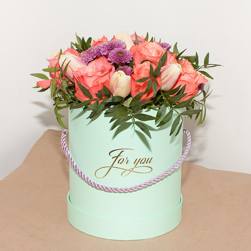 Фото Мини-коробка с коралловыми розами и тюльпанами