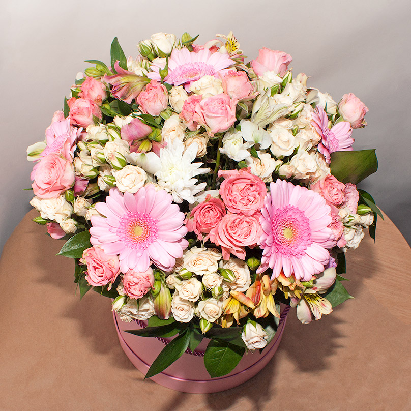 Фото Розовые пионовидные розы с герберами в розовой коробке