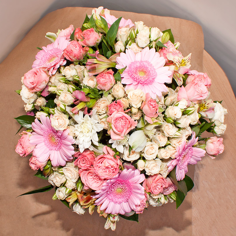 Фото Розовые пионовидные розы с герберами в розовой коробке