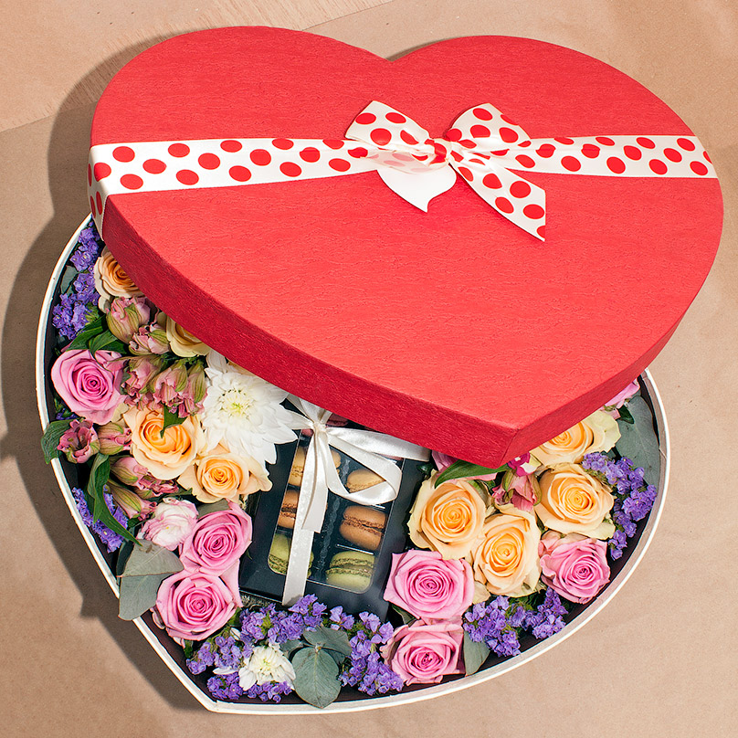 Фото Большое сердце с розами и пирожными макарон