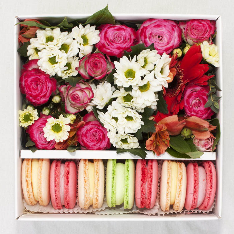 Фото Коробка с цветами и макарон
